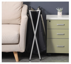 skalbiniu krepsys sulankstytas tarp baldu