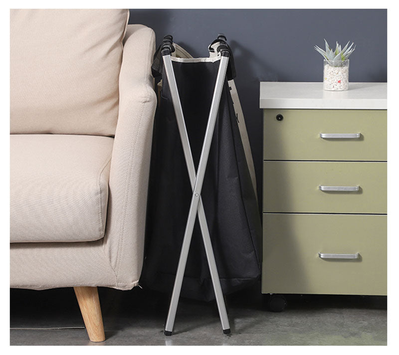 skalbiniu krepsys sulankstytas tarp baldu